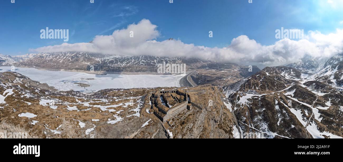 Vista aerea di antiche rovine fortilizio in montagna vicino al lago ghiacciato e diga Foto Stock