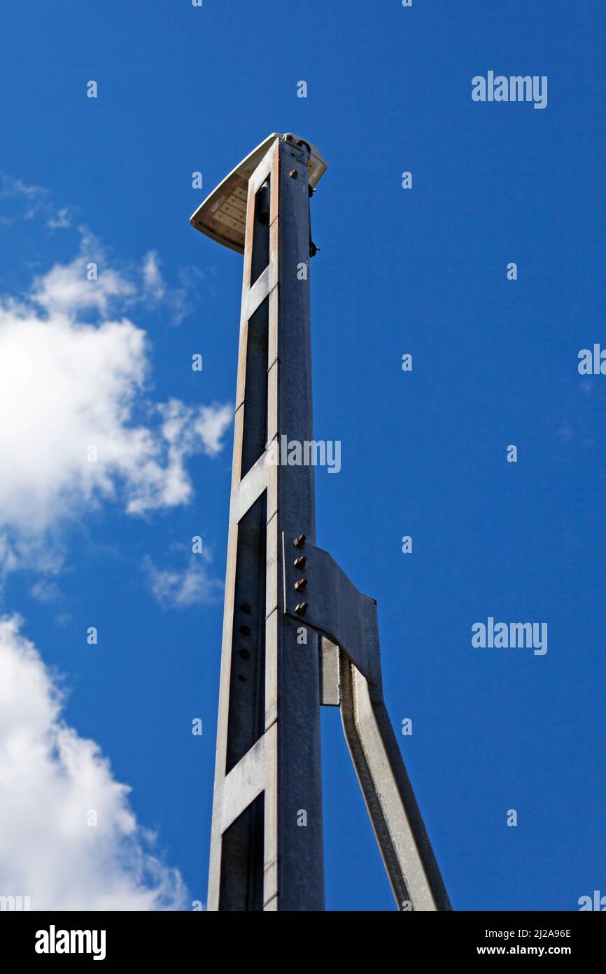 pali in piedi accanto ai binari ferroviari Foto Stock