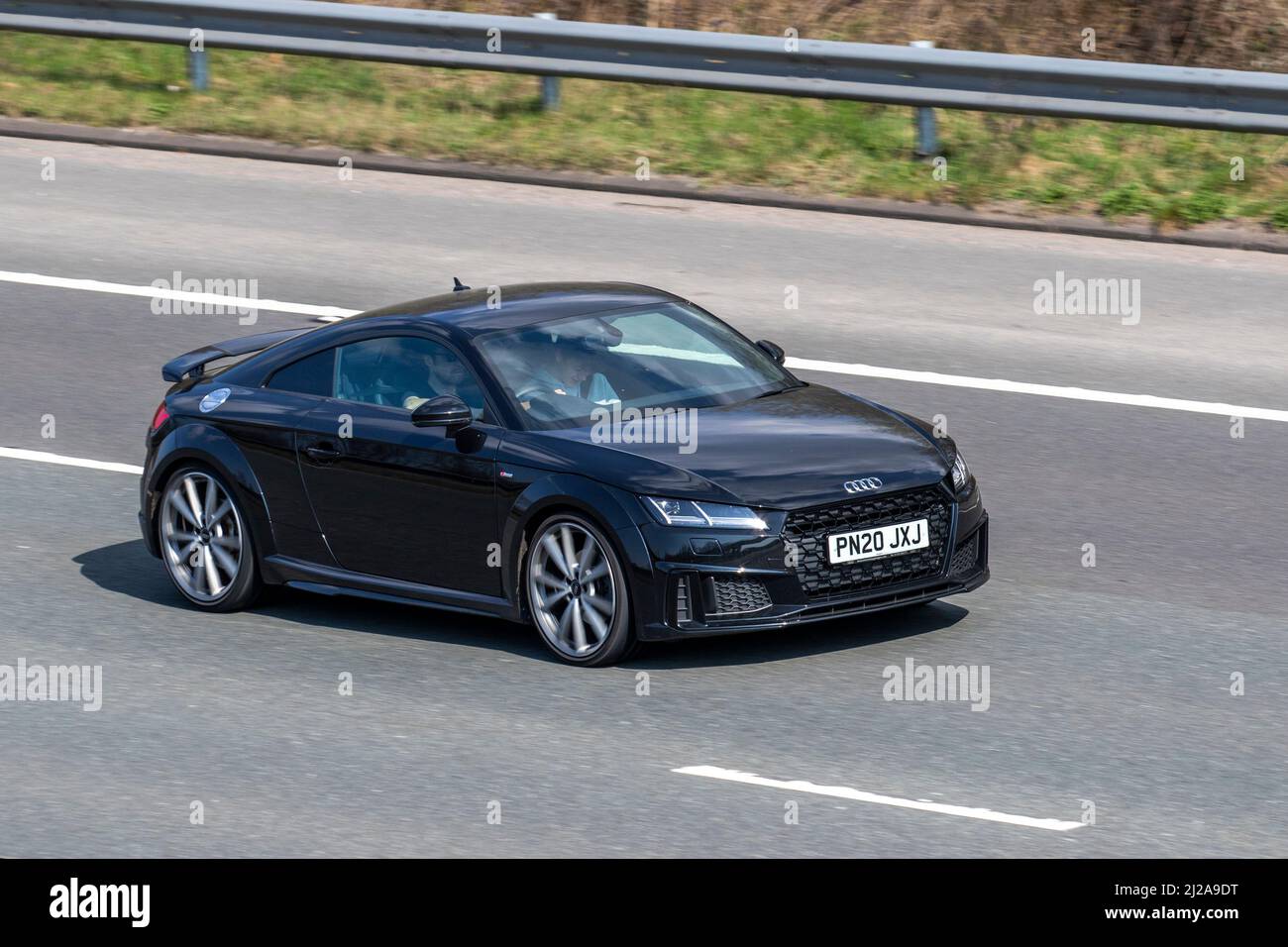 2020 Audi TT TFSI S Line Black Edition 40 TFS 7 velocità automatica, due porte coupé guida sulla M61 autostrada UK Foto Stock