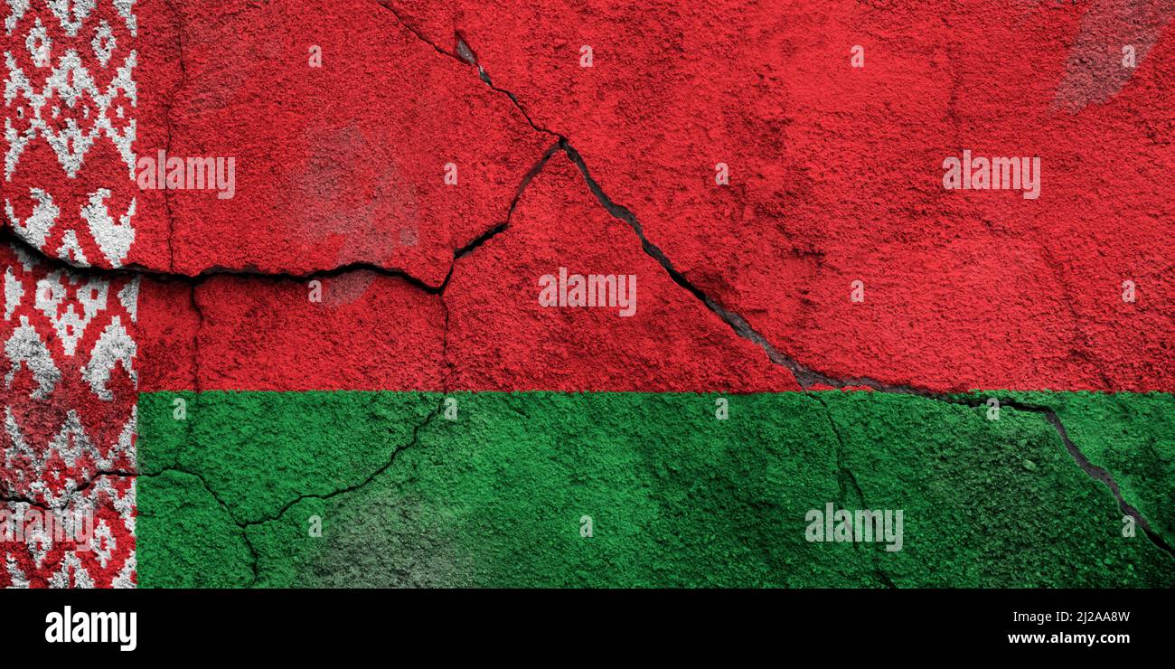 Foto della cornice completa di una bandiera di Bielorussia intemperie dipinta su una parete incrinata. Foto Stock