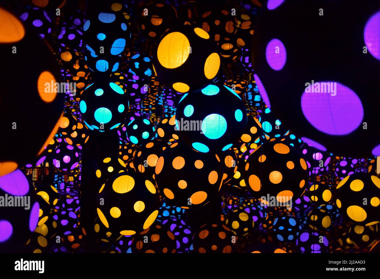 Yayoi Kusama, Infinity mirrored Room, "il mio cuore sta ballando nell'universo". Foto Stock