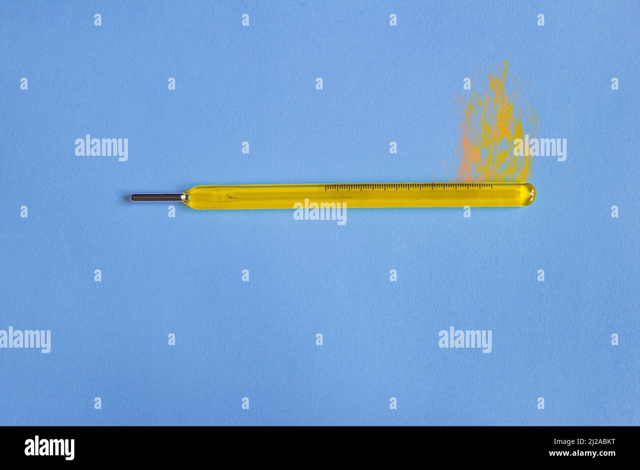 Termometro a mercurio giallo vintage con vernice a fuoco sulla parte superiore su sfondo colorato di carta. Fotografia concettuale e termica. Foto Stock