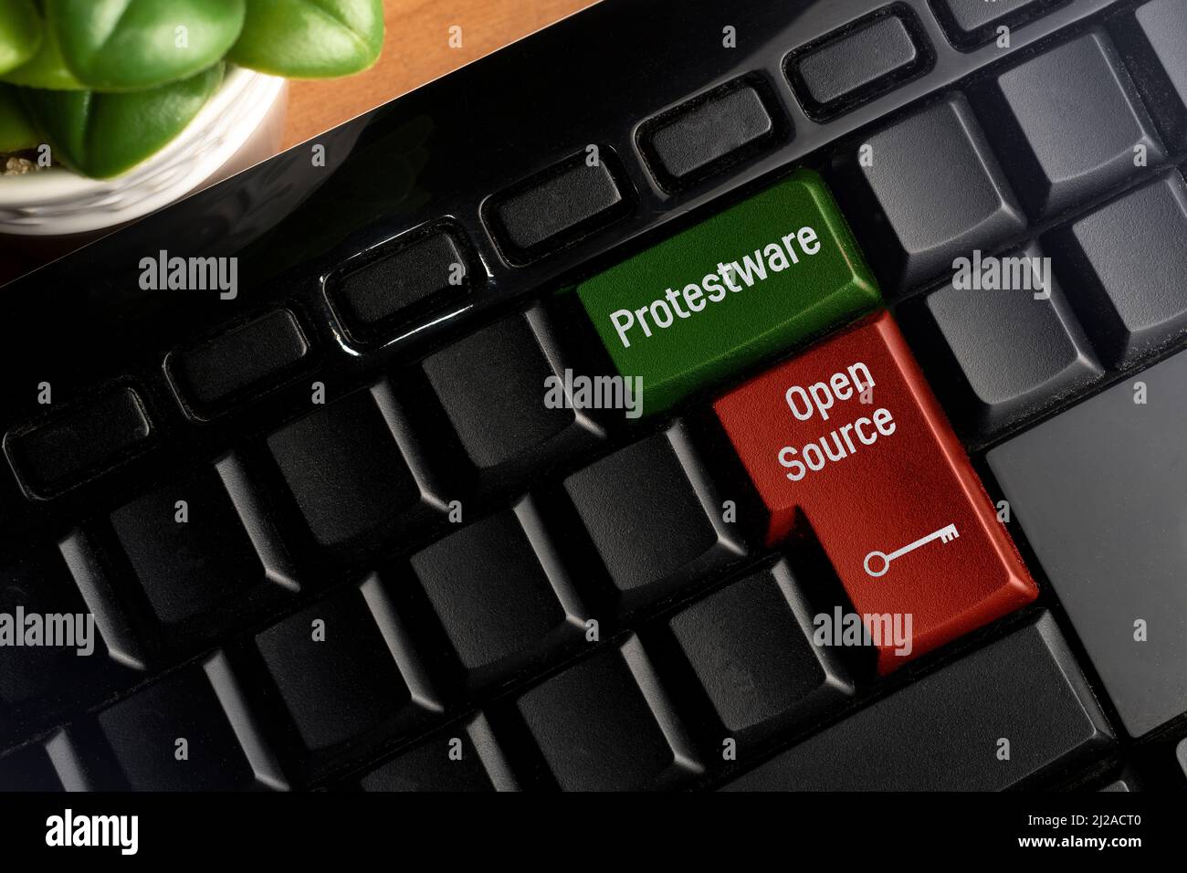 Protestware e Open Source sulla tastiera di un pc. Protestware è quando un programmatore inserisce contenuto dannoso in un codice open source per fare Foto Stock