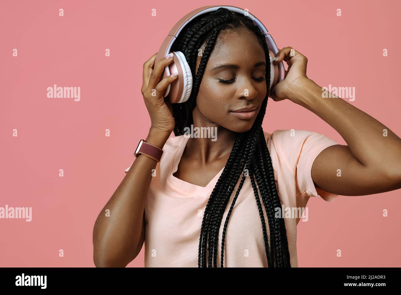 Bella giovane donna che ascolta la musica in cuffie rinfrescarsi suoni Foto Stock