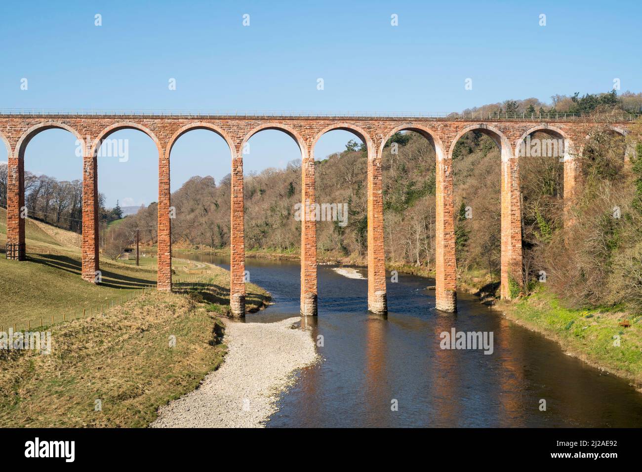 Il viadotto della Leaderfoot Railway disutilizzato sul fiume Tweed, vicino a Melrose, Scottish Borders, Scotland, UK Foto Stock