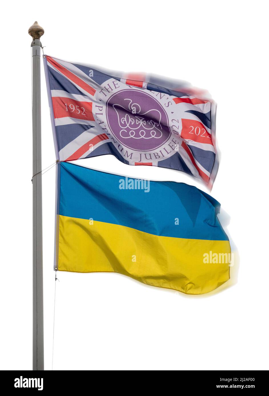 La bandiera Platinum Jubilee Union Jack vola su un palo insieme alla bandiera bicolore della Repubblica popolare Ucraina con cielo chiaro chiaro chiaro alle spalle Foto Stock