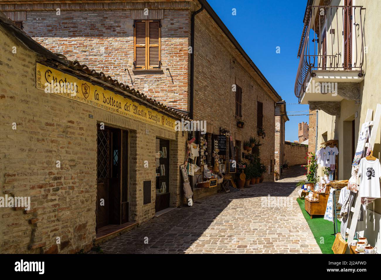 La strada stretta con negozi a Gradara. Provincia di Pesaro e Urbino, Marche, Italia centrale. Foto Stock