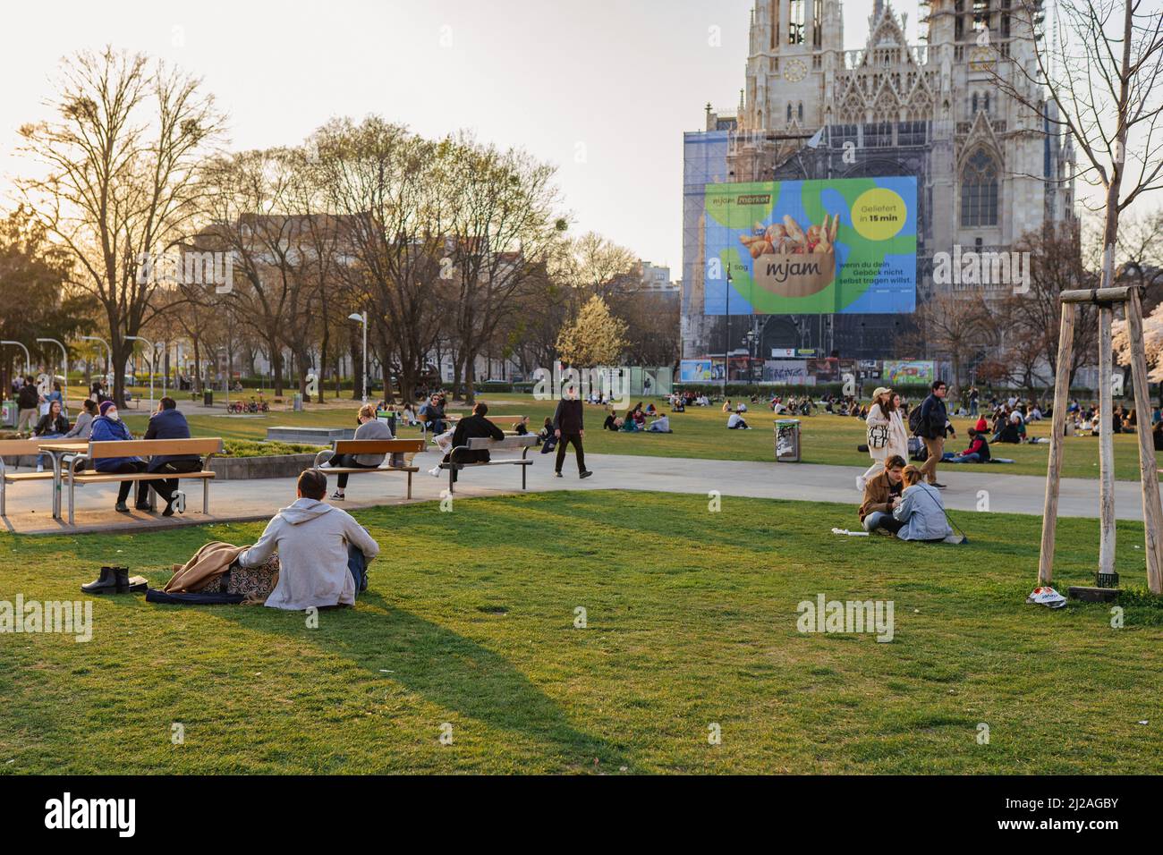 Sigmund Freud Park, area verde con storico museo della chiesa neogotica Votivkirche. Vienna Austria 03 2022 Foto Stock