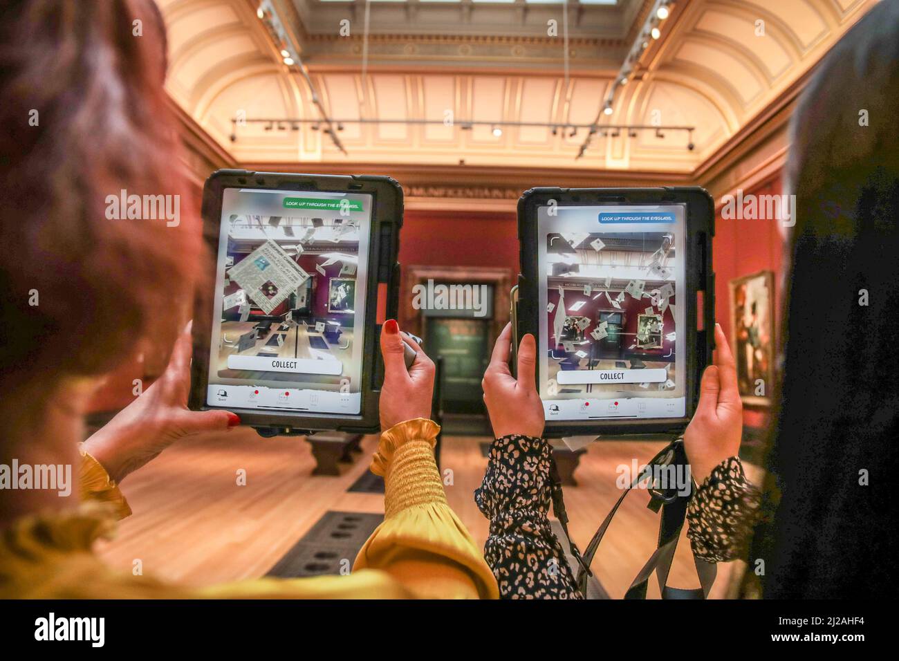 Londra UK 31 marzo 2022 la National Gallery ha lanciato la sua prima app immersiva per la realtà aumentata (AR) creata con l'aiuto di oltre 80 bambini in tempo per le vacanze di Pasqua. Il custode dei dipinti e la tavolozza della percezione è un'esperienza mobile gratuita che utilizza la tecnologia AR per incoraggiare i bambini a esplorare la Galleria e conoscere i suoi dipinti.Paul Quezada-Neiman/Alamy Live News Foto Stock