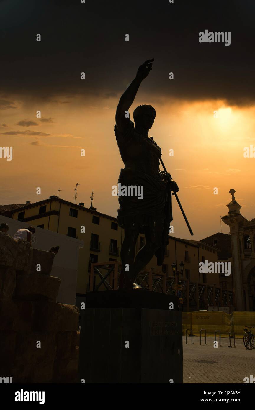La statua di Giulio Cesare nella città di Saragozza (Spagna) illuminata da una suggestiva alba Foto Stock