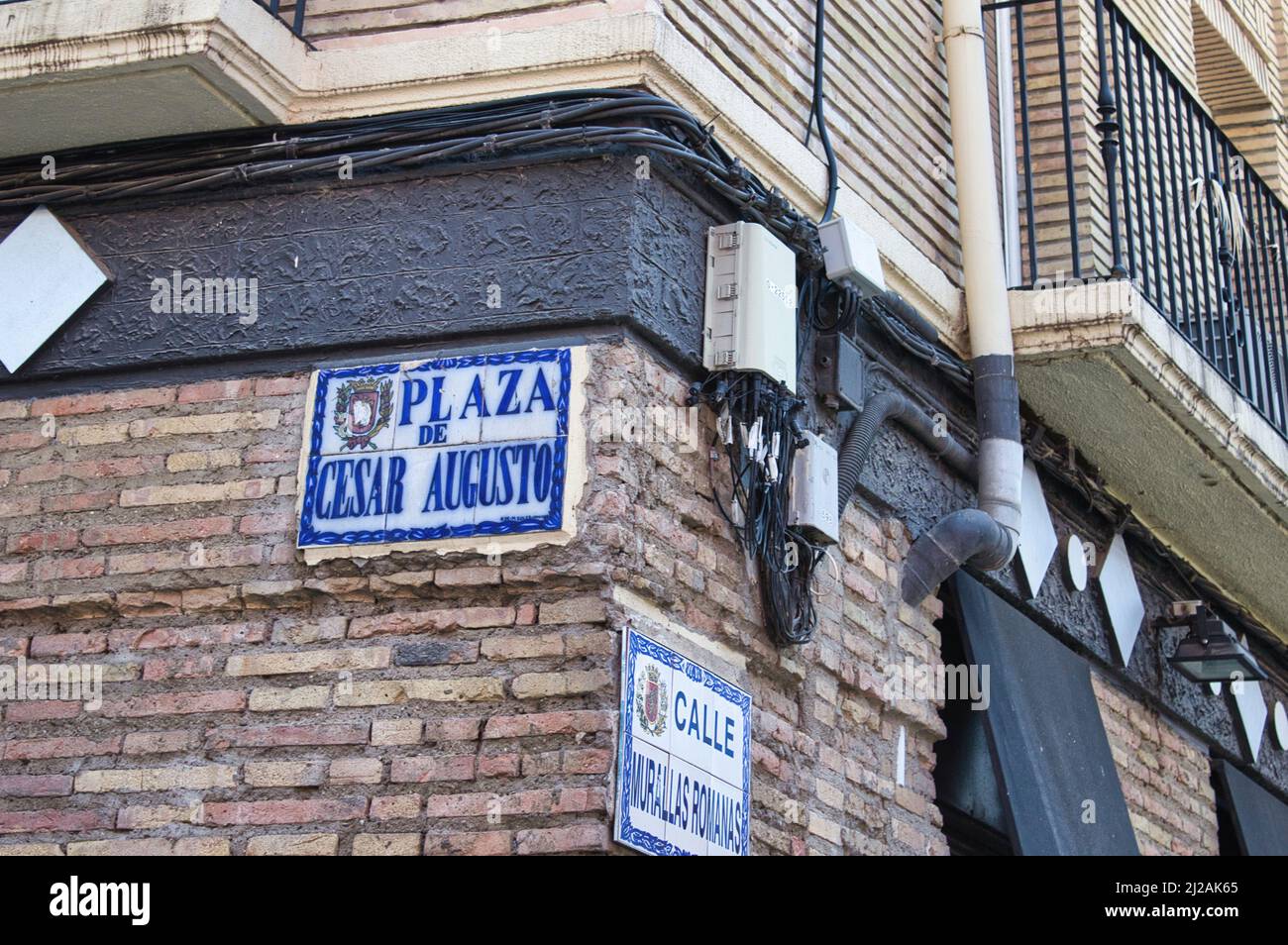 Alcuni dettagli architettonici di edifici storici nella splendida città di Saragozza in Spagna Foto Stock