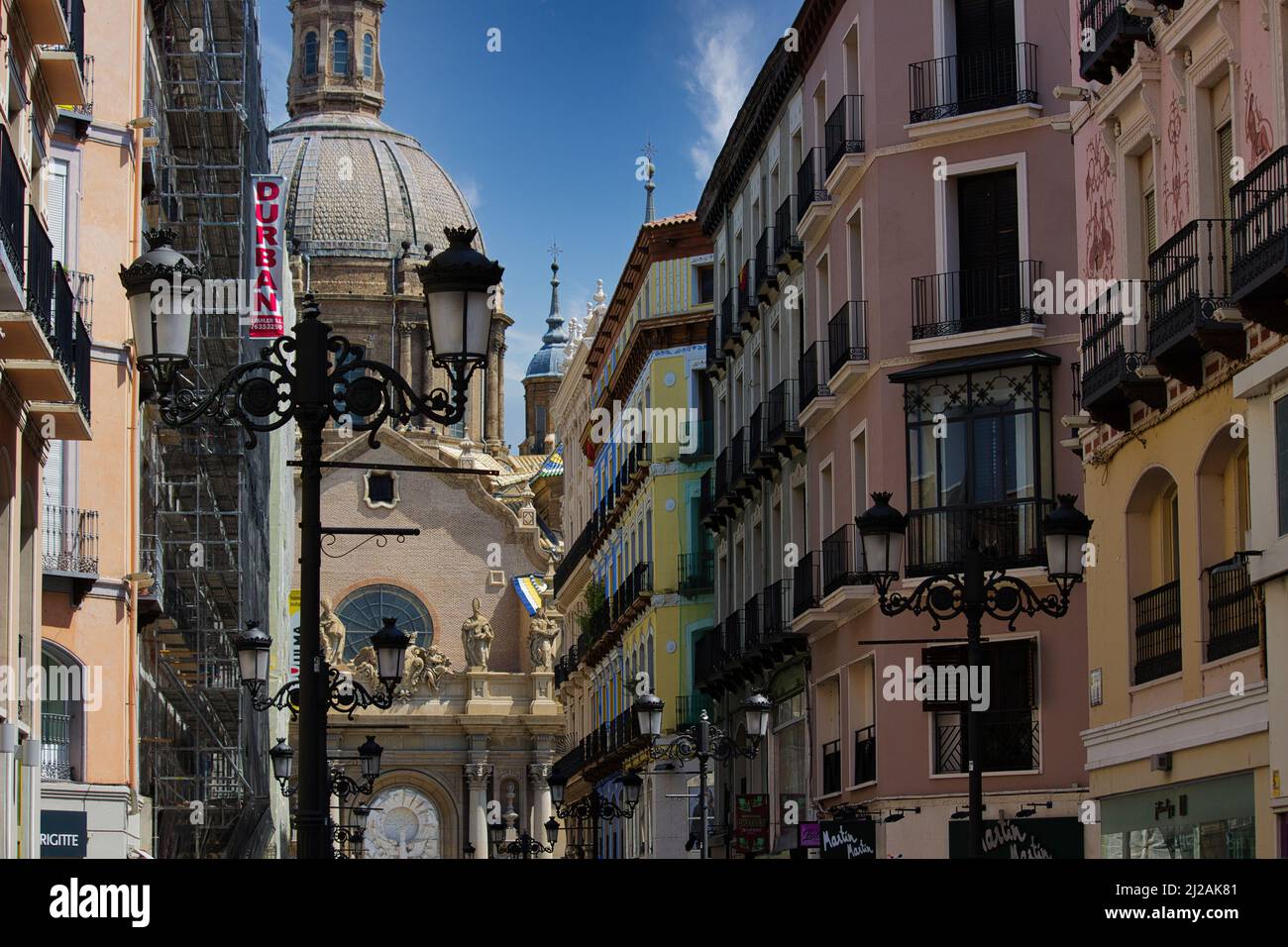 La bella città di Saragozza, Spagna, una destinazione turistica e religiosa importante. Foto Stock