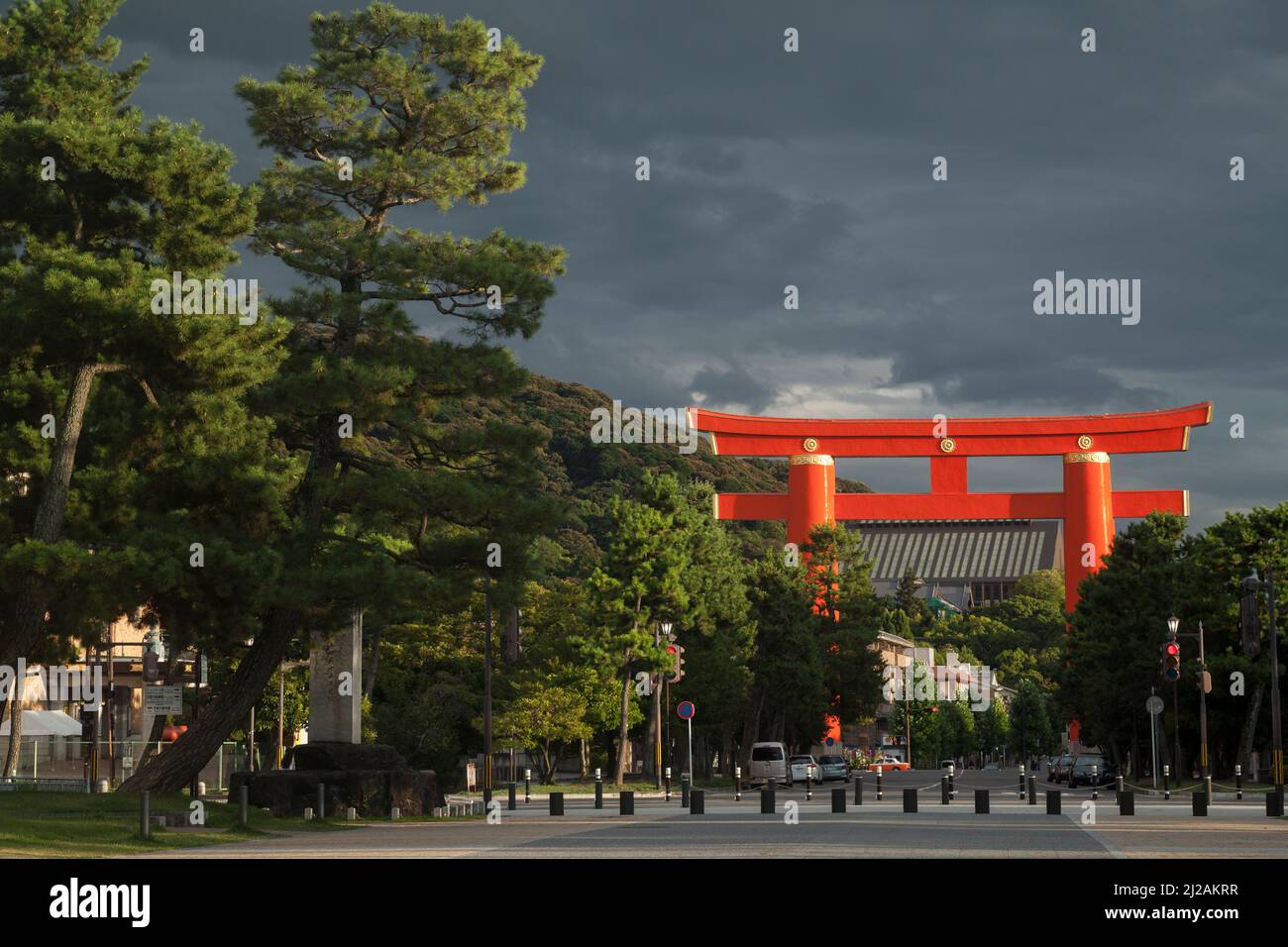 Vista orizzontale al crepuscolo dell'Heian-jingu Shinto Torii nell'Higashiyama settentrionale, Kyoto, Giappone Foto Stock