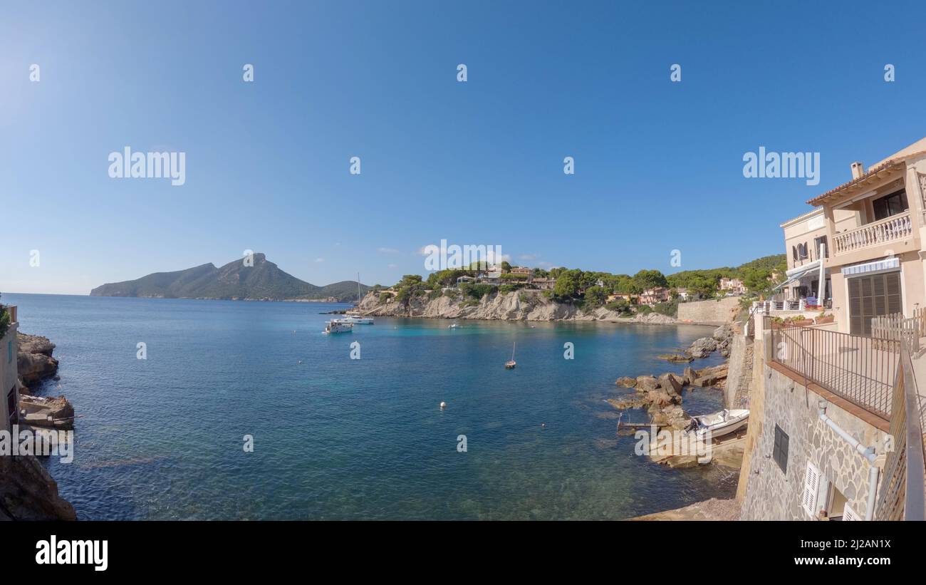 Vista sull'isola SA dragonera coperta di verde foresta circondata da acque del Mediterraneo, Maiorca, Isole Baleari, Spagna, Europa Foto Stock