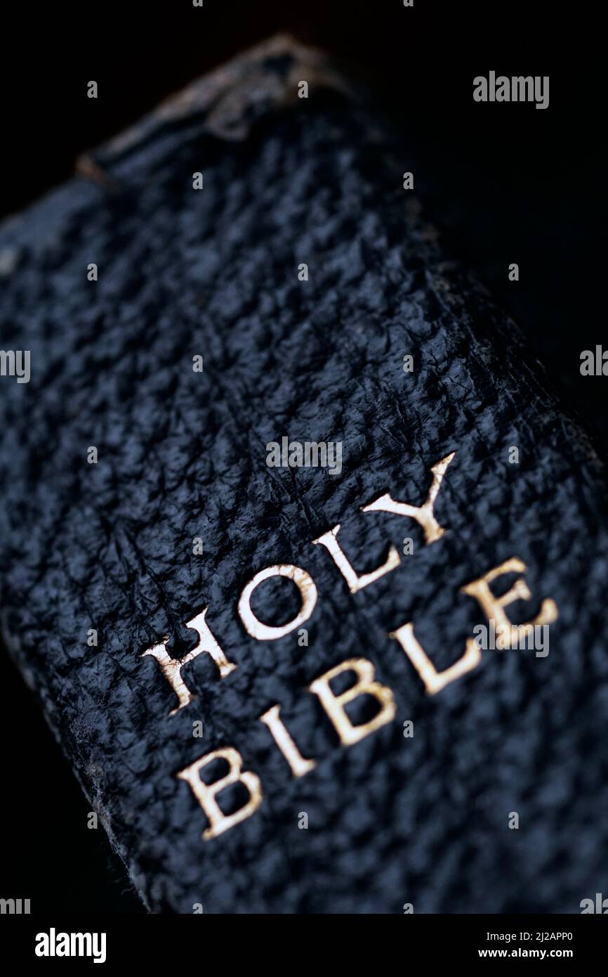 spina di pelle d'epoca legata bibbia cristiana Foto Stock