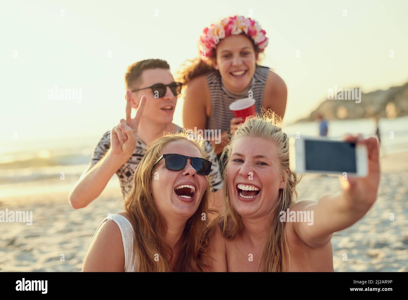 Queste foto sono sicuramente. Vale 1000 parole. Scatto di giovani appesi fuori alla spiaggia. Foto Stock