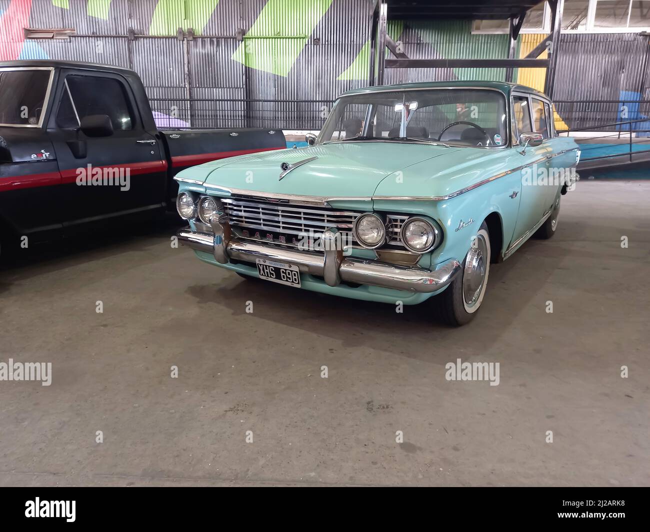 Cyan AMC Rambler Ambassador quattro porte berlina 1962 parcheggiato in un deposito. Vista frontale. Mostra di auto classiche. CopySpace Foto Stock