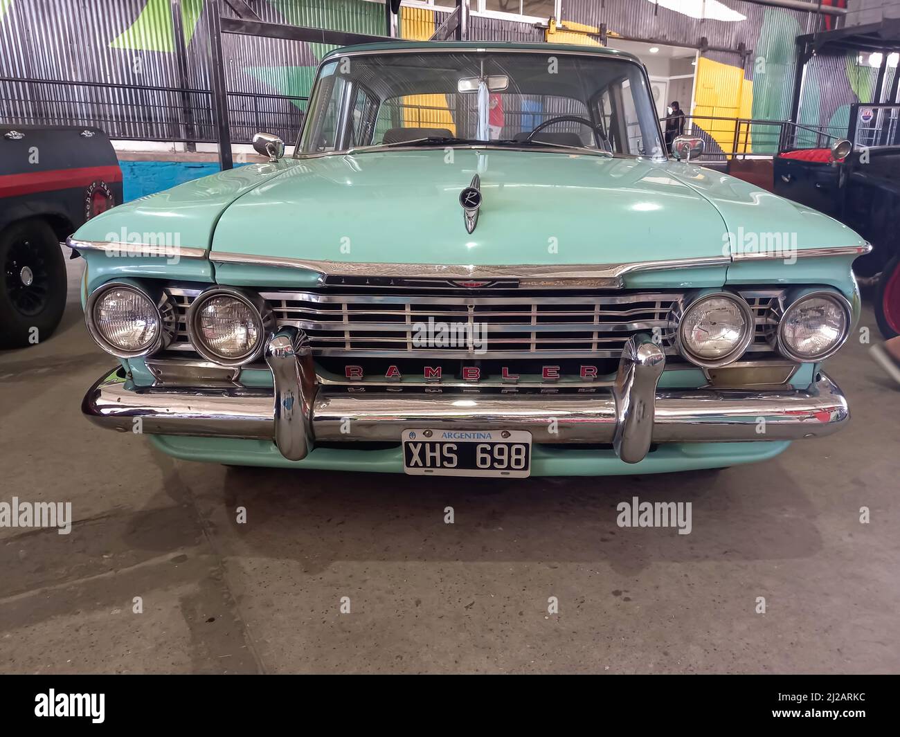 Cyan AMC Rambler Ambassador quattro porte berlina 1962 parcheggiato in un deposito. Vista frontale. Griglia. Mostra di auto classiche. CopySpace Foto Stock