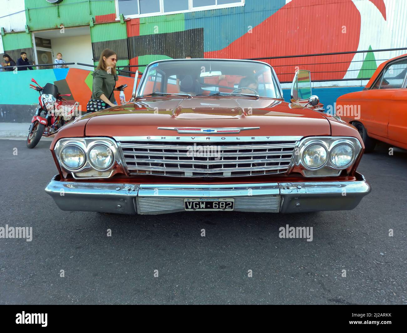 Vecchio popolare marrone Chevrolet Chevy Impala quattro porte berlina 1960s da GM parcheggiato in un deposito. Vista frontale. Mostra di auto classiche. Foto Stock