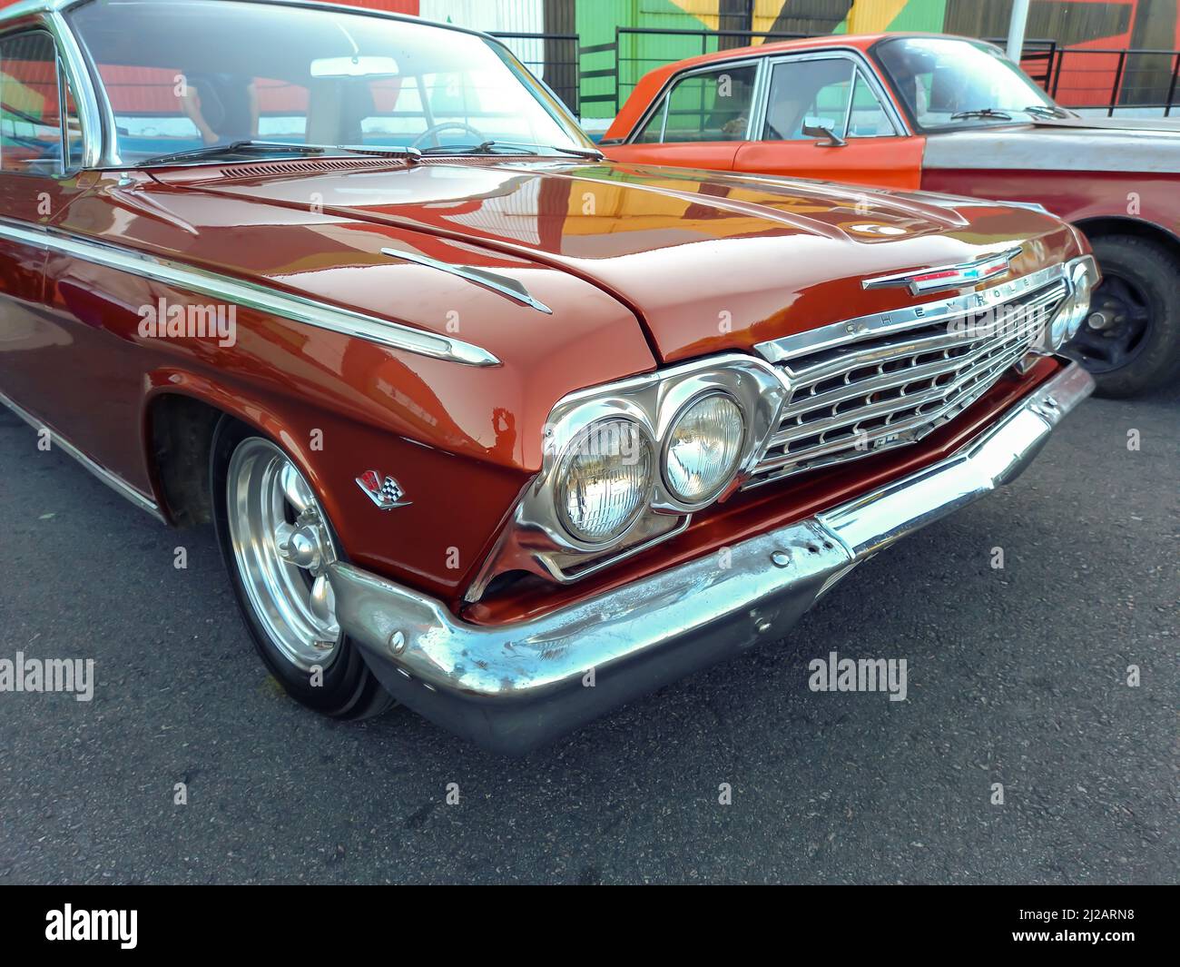 Vecchio popolare marrone Chevrolet Chevy Impala quattro porte berlina 1960s da GM parcheggiato in un deposito. Vista frontale. Spettacolo auto Nose Classic. Foto Stock