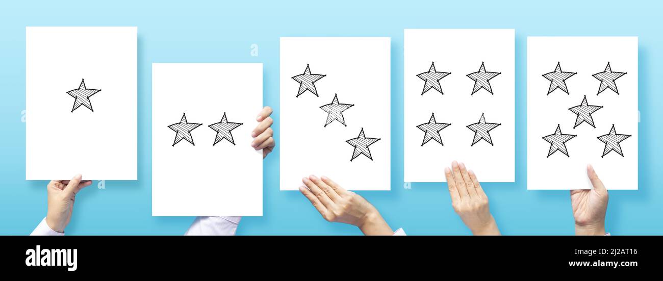 concetto di esperienza del cliente , cliente che tiene carta con la revisione soddisfatta dal feedback di valutazione della stella per il servizio di affari di revisione Foto Stock