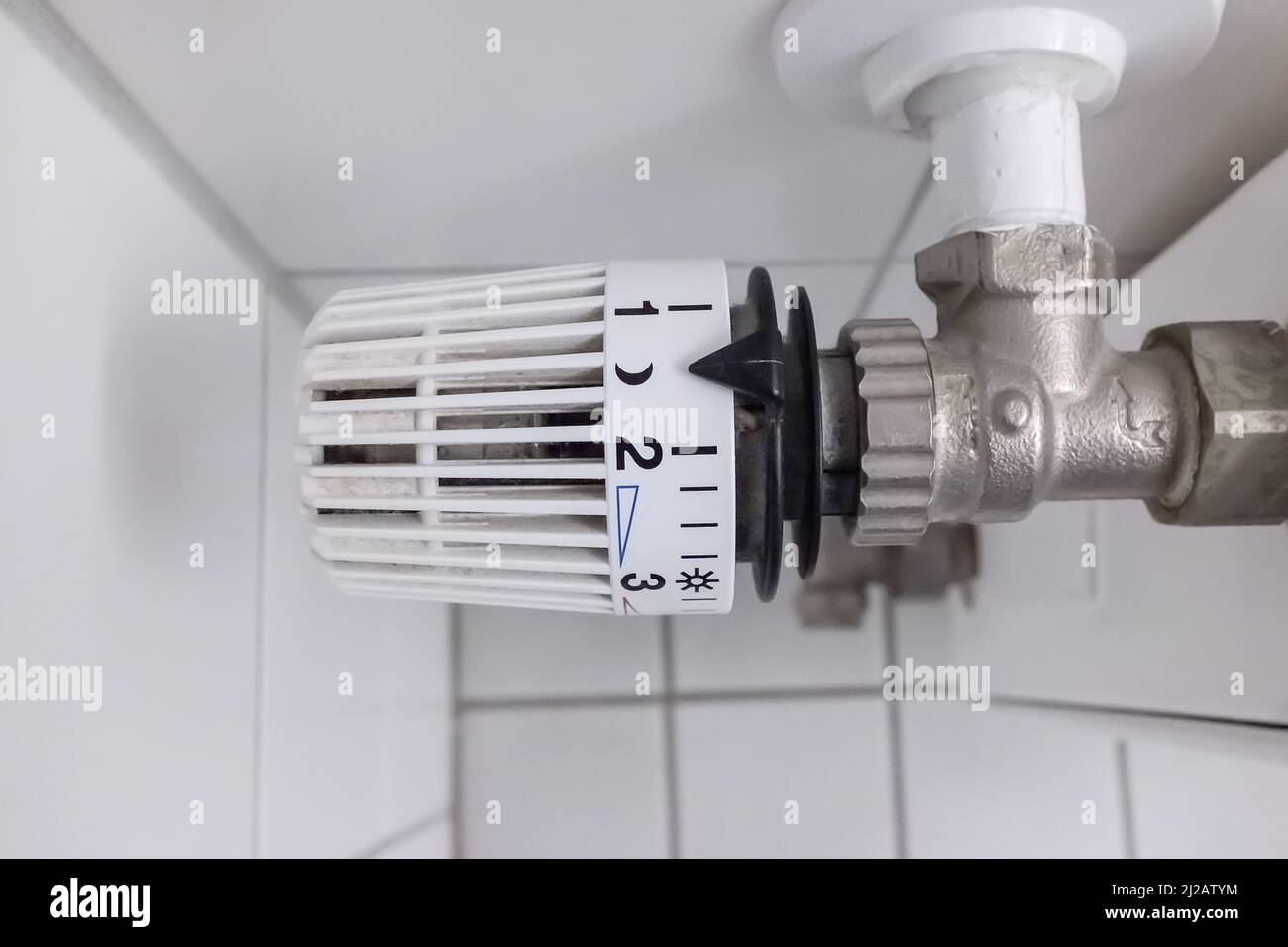 Risparmiare denaro, abbassare il riscaldamento. Termostato del radiatore. Foto Stock