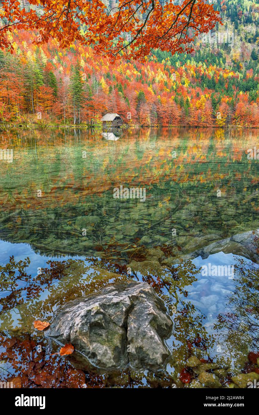 Sorprendente scena autunnale del lago Hinterer Langbathsee. Poppular travell destinazione. Località: Vorderer Langbathsee, regione Salzkammergut, Austria superiore Foto Stock