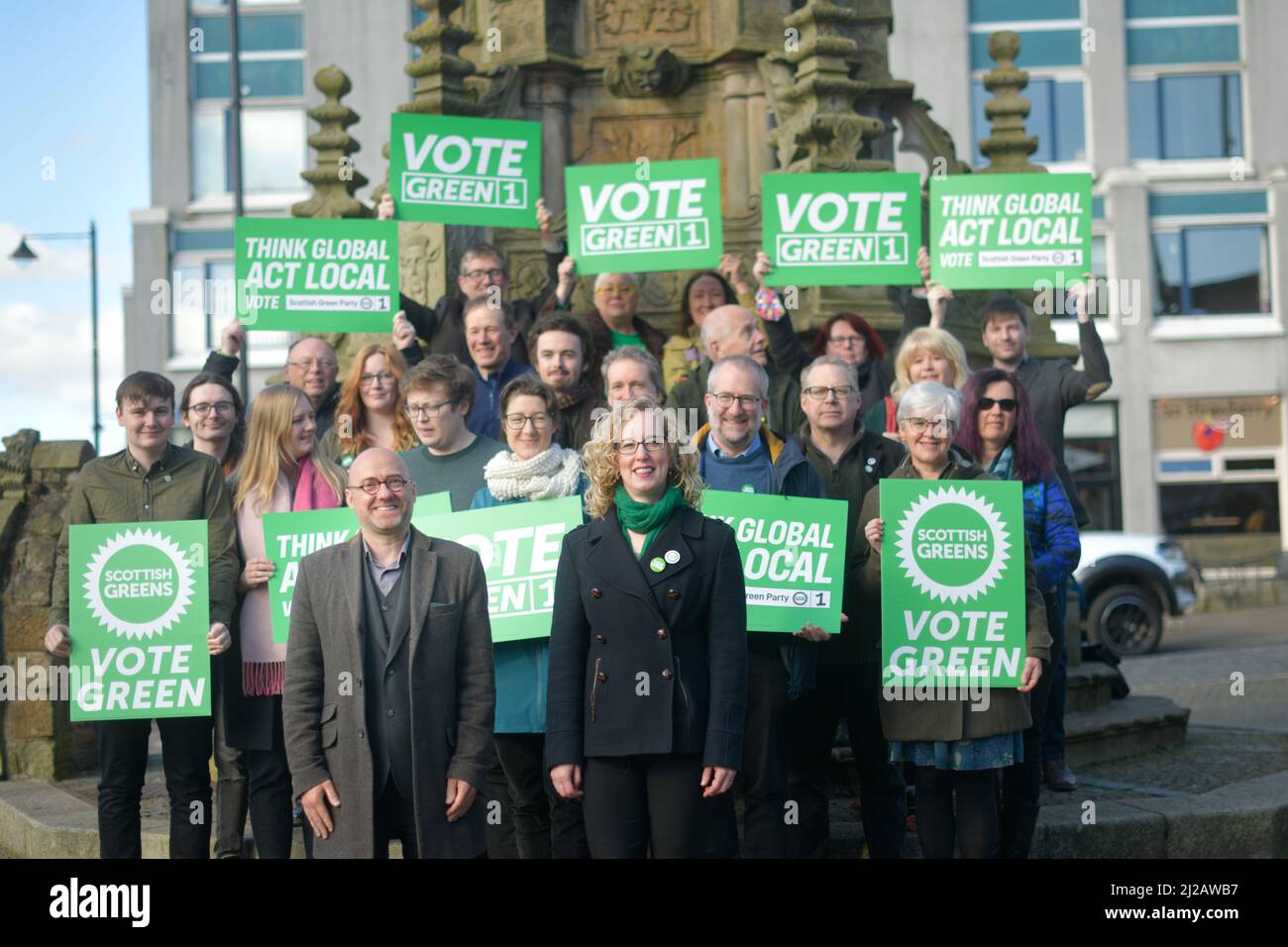 Linlithgow Scozia, Regno Unito, marzo 31 2022. I co-leader del Partito Verde Scozzese, Patrick Harvie e Lorna Slater, si uniscono ai candidati in Piazza della Città per lanciare la campagna elettorale locale del partito. Credit sst/alamy live news Foto Stock