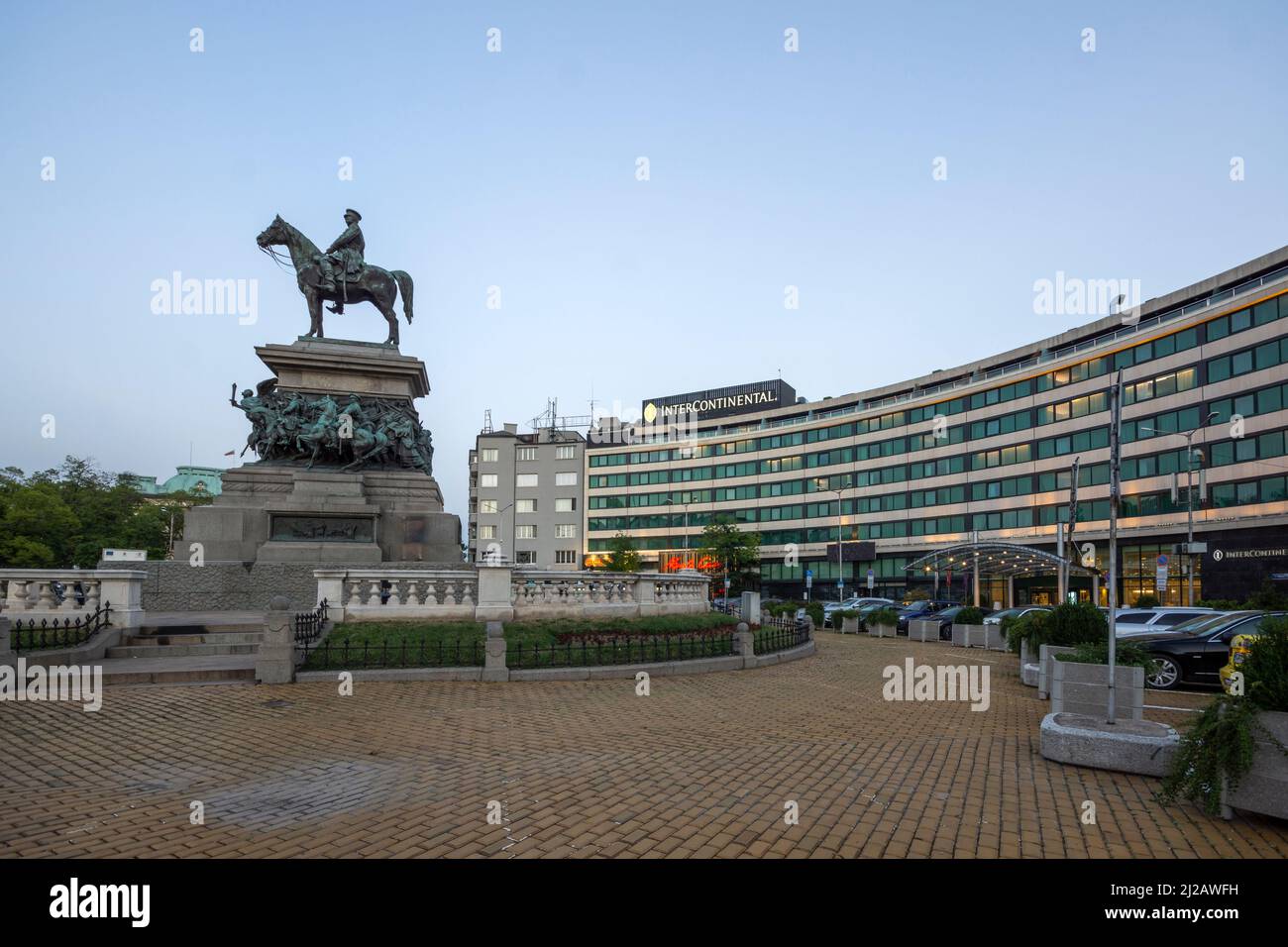 SOFIA, BULGARIA - 1 AGOSTO 2021: Vista notturna del Monumento di Tsar Liberator Alessandro II di Russia nella città di Sofia, Bulgaria Foto Stock