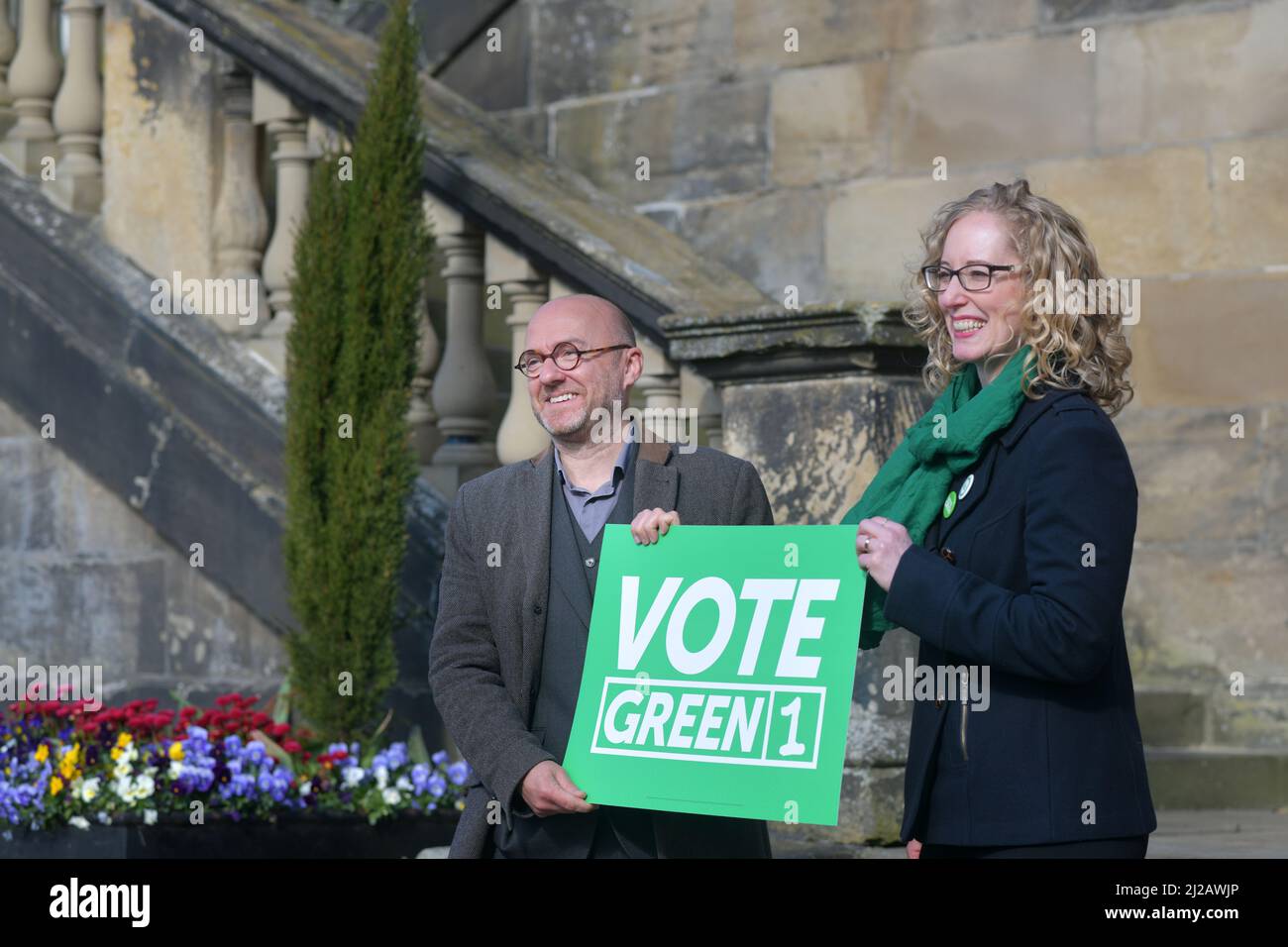 Linlithgow Scozia, Regno Unito, marzo 31 2022. I co-leader del Partito Verde Scozzese, Patrick Harvie e Lorna Slater, si uniscono ai candidati in Piazza della Città per lanciare la campagna elettorale locale del partito. Credit sst/alamy live news Foto Stock