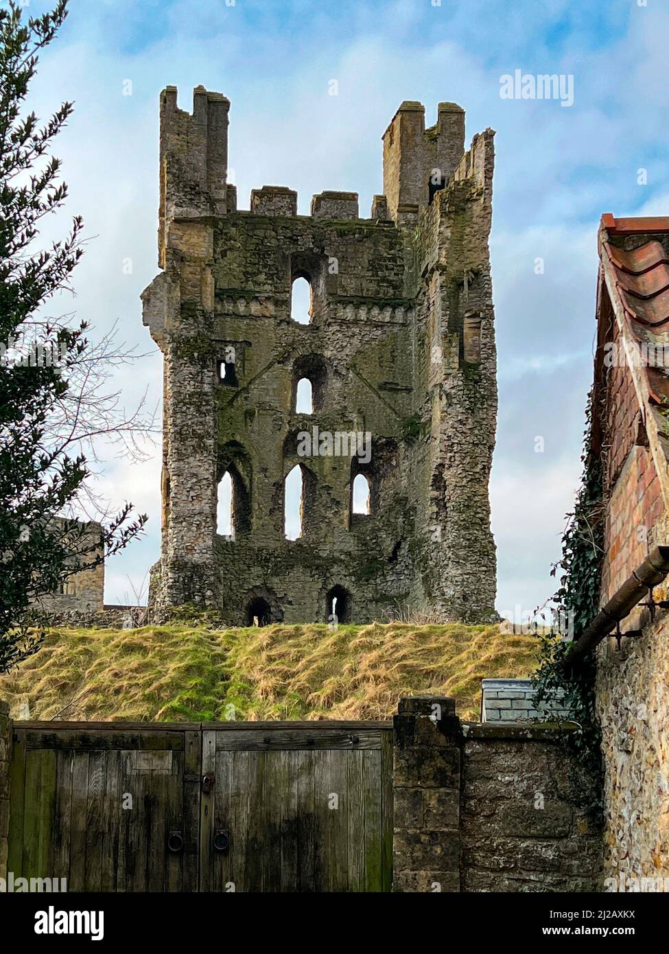 Helmsley Castle (Hamlake) è un castello medievale situato nella città di mercato di Helmsley, in Ryedale all'interno del North York Moors National Park, North Yo Foto Stock