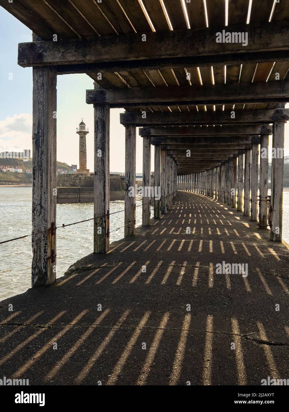 Il molo all'ingresso del porto di Whitby sulla costa del North Yorkshire nel nord-est dell'Inghilterra. Foto Stock