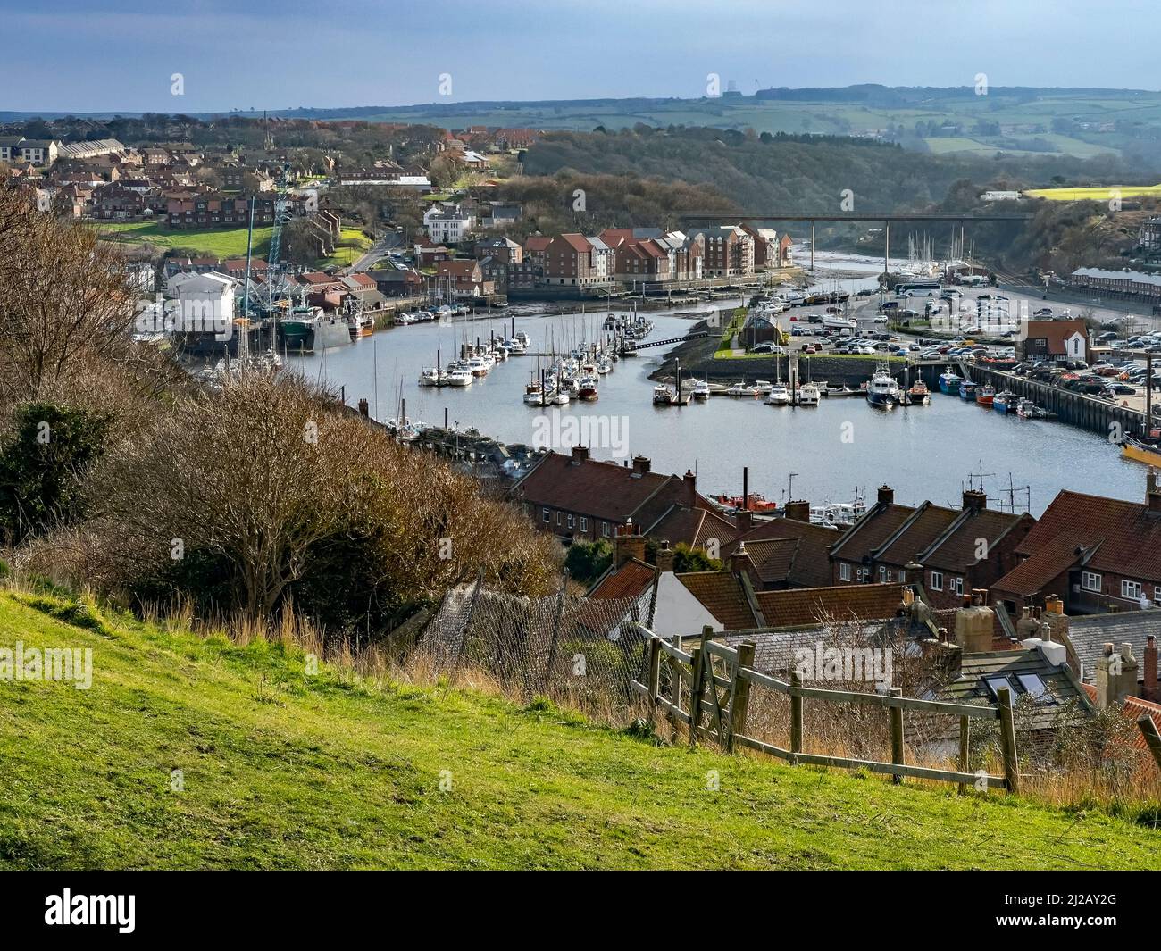 La città di Whitby visto dal cimitero della Chiesa di Santa Maria. North Yorkshire sulla costa nord-orientale dell'Inghilterra. Foto Stock