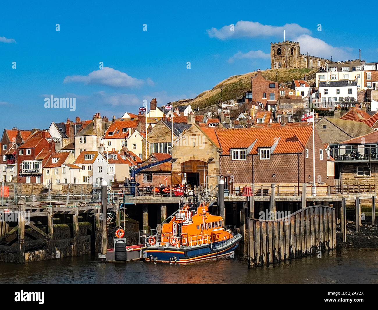 La stazione di salvagente nella cittadina costiera di Whitby nel North Yorkshire sulla costa nord-orientale dell'Inghilterra. Foto Stock
