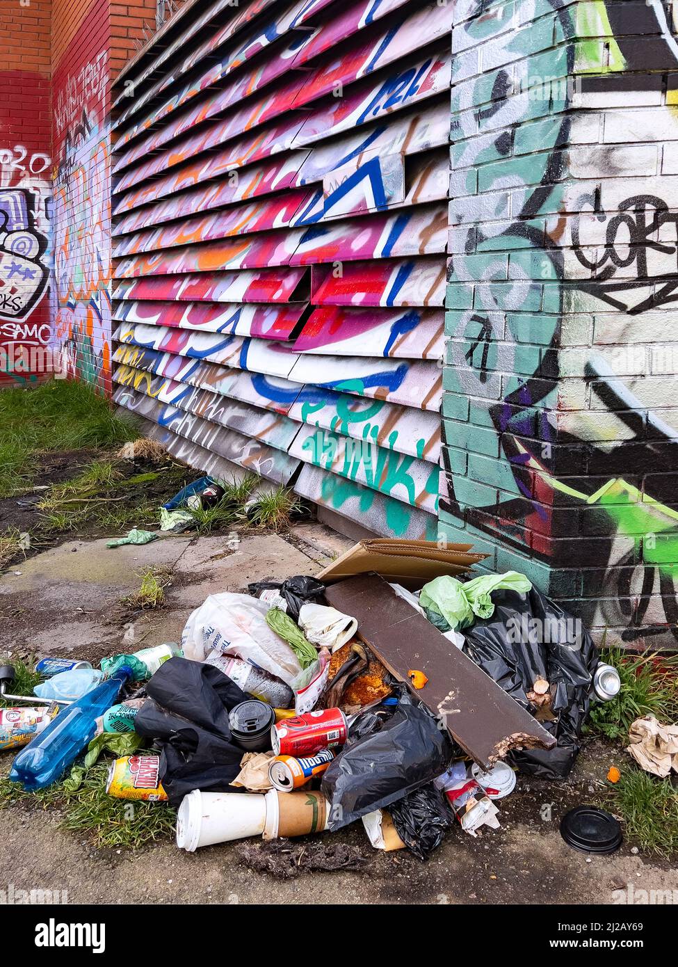 Decadimento urbano - Graffiti - rifiuti Foto Stock