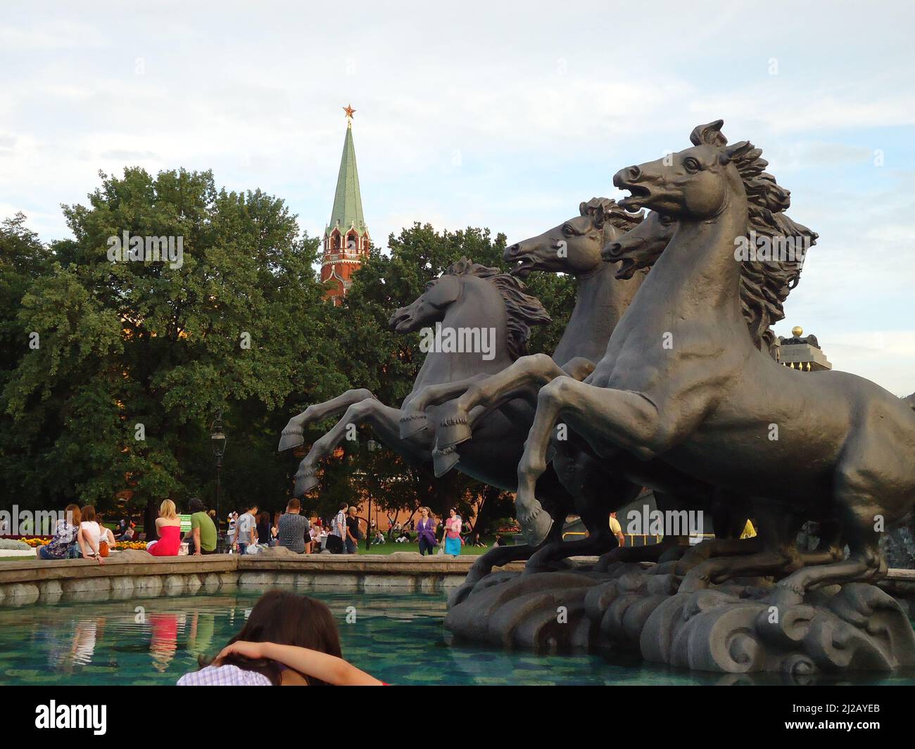 Fontana e il monumento di tre cavalli sulla piazza Manejnaya a Mosca Foto Stock