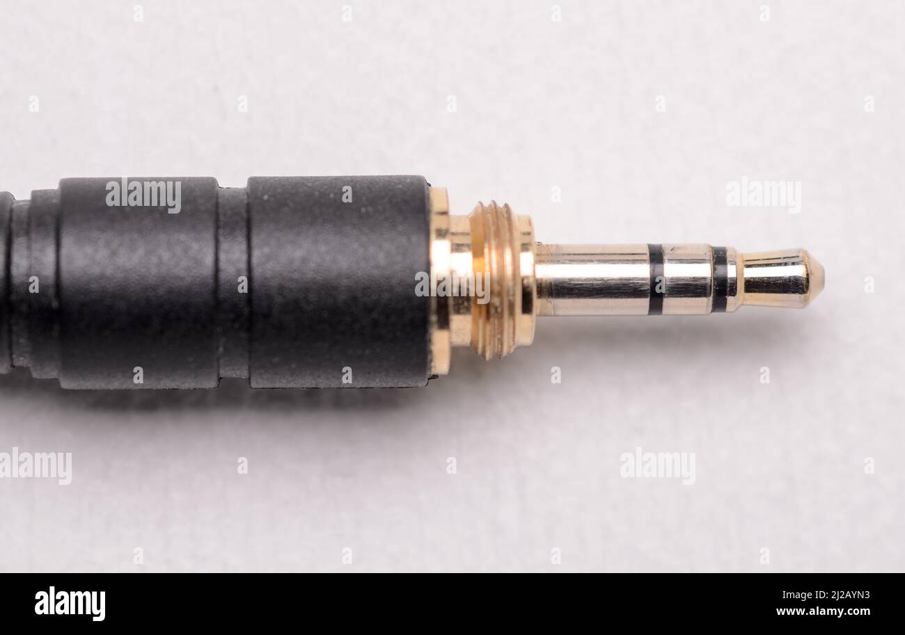 3,5mm connettore jack per cuffie stereo e cavo per segnali audio analogici  su sfondo bianco Foto stock - Alamy