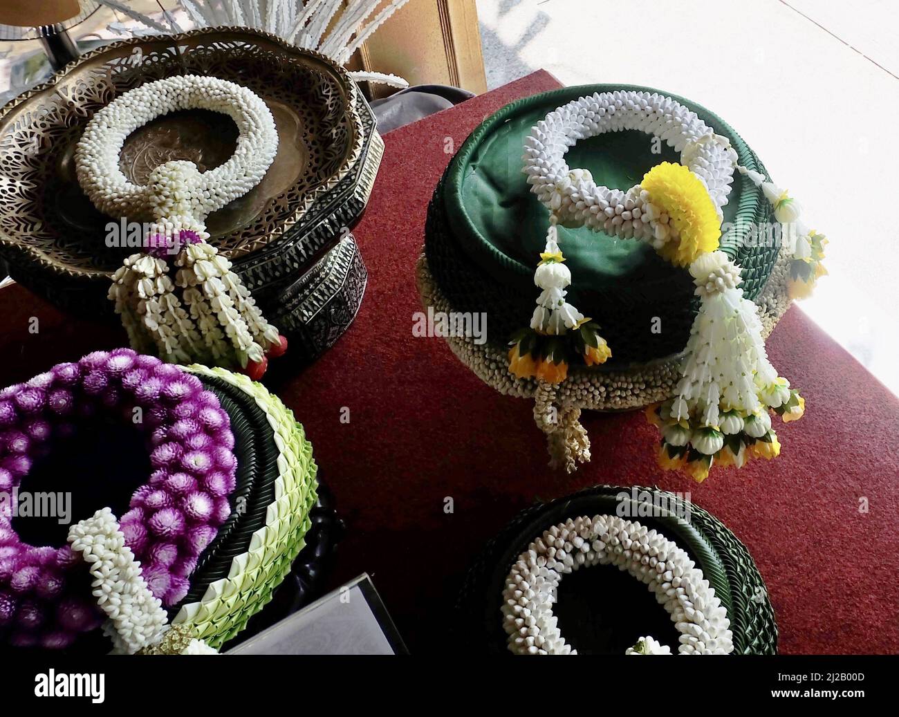 Belle ghirlande di gelsomino con ghirlande di Amaranth in porcellana Pestal Dish, la ghirlande in stile tradizionale thailandese. Foto Stock