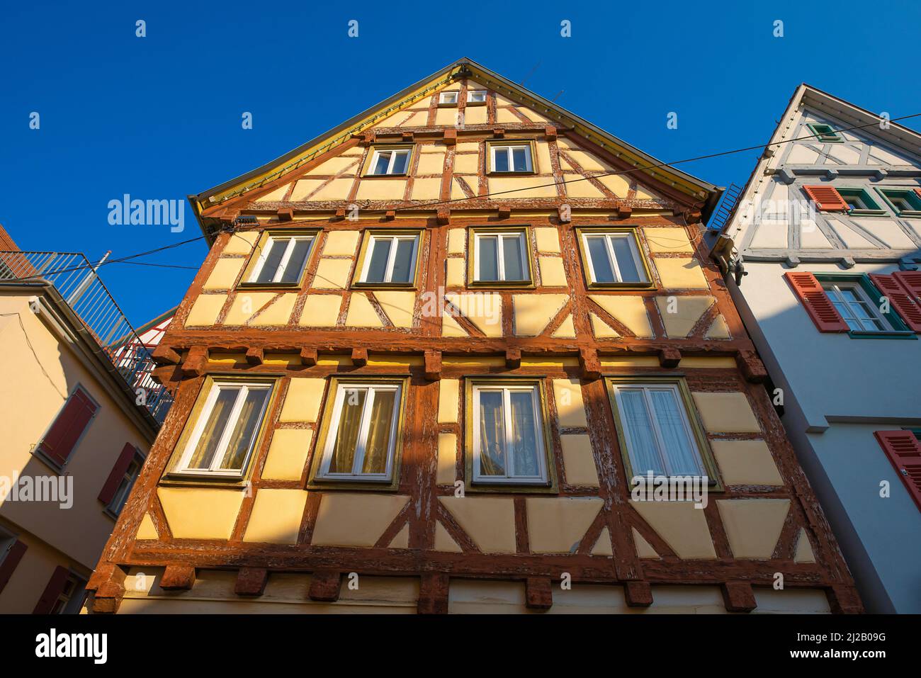 Pittoresca casa a graticcio di Stutgtarter Strasse 12 nel centro storico di Herrenberg. Herrenberg è una città situata nel centro di Baden-Württemberg, in Germania. Foto Stock