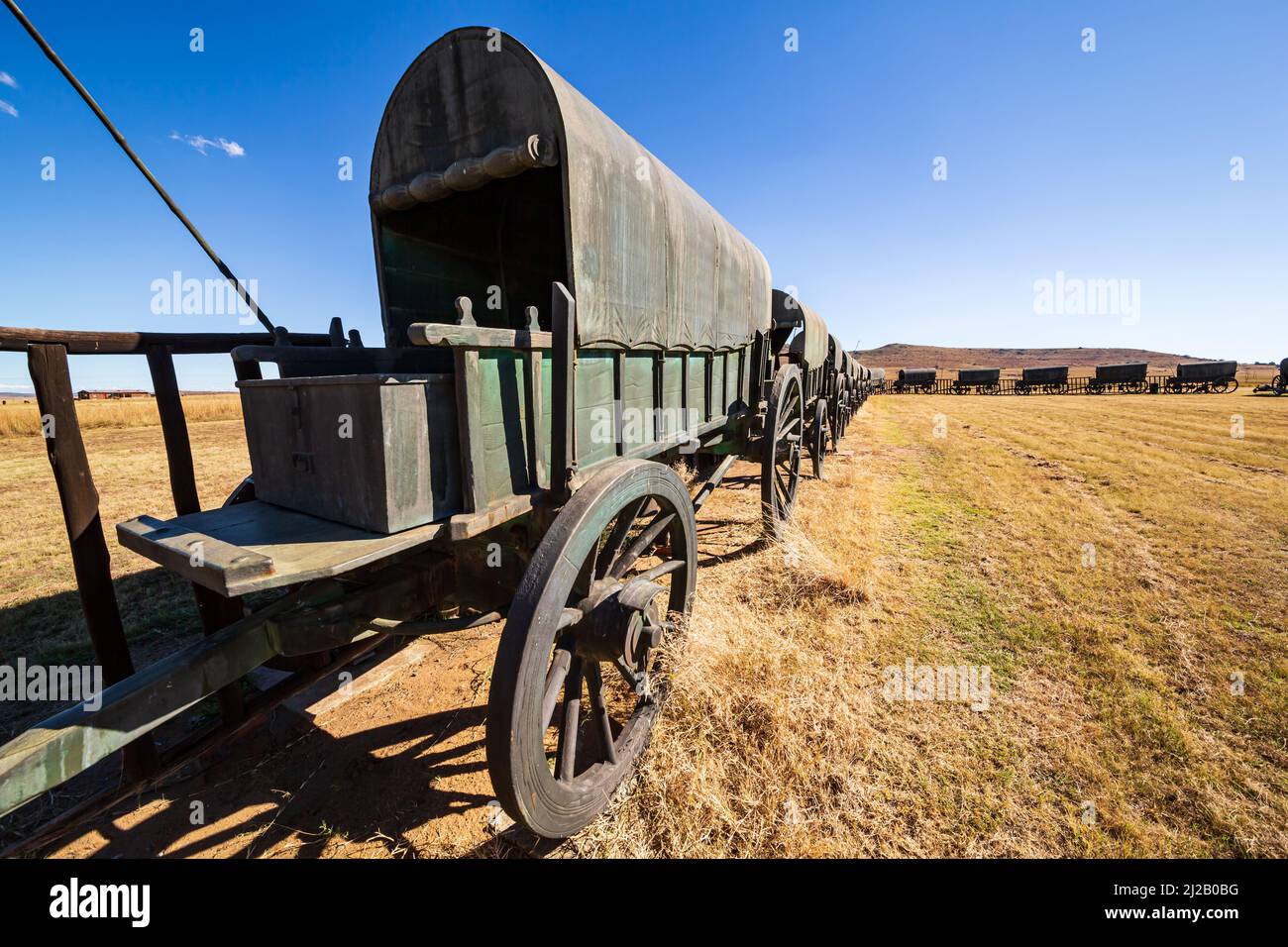 Cerchio di 64 replica Voortrekker carri cast in bronzo al Blood River Heritage Site, KwaZulu-Natal, Sudafrica Foto Stock