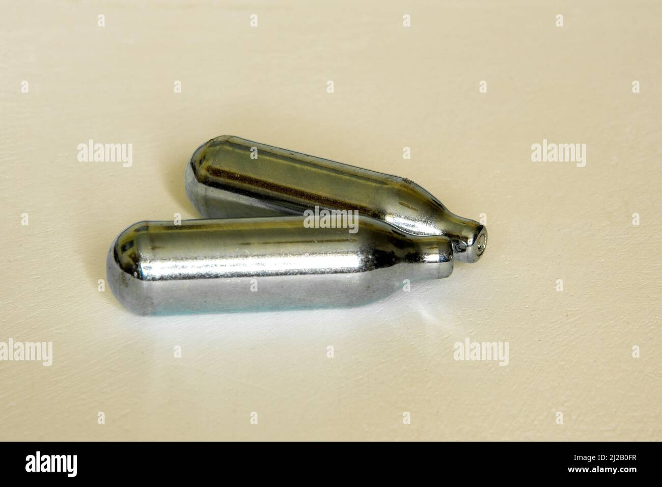 Protossido di azoto o bombole di gas ridenti utilizzate nella crema di schiuma o sniffing isolato su sfondo bianco Foto Stock