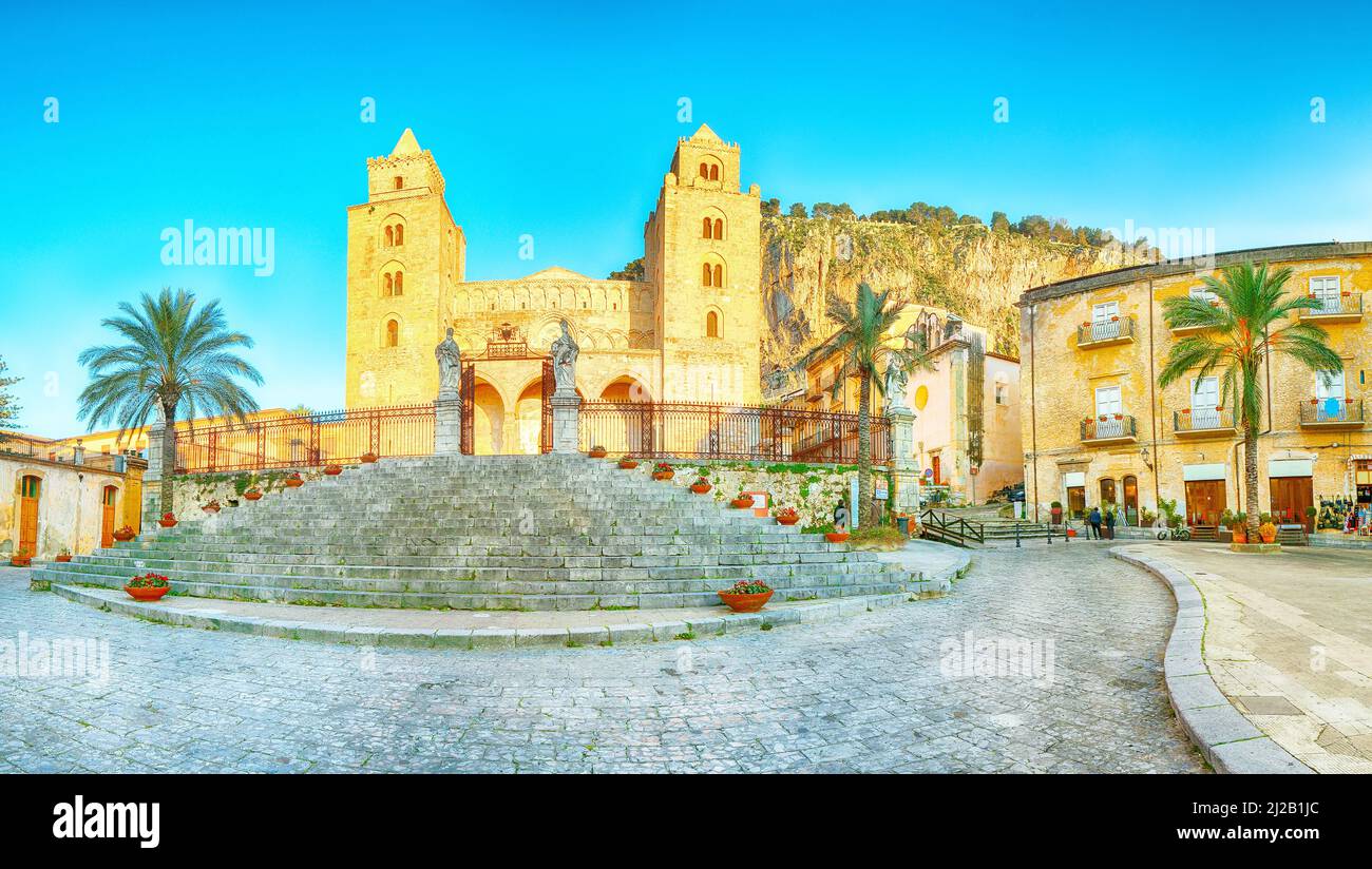 Splendida vista serale sulla Cattedrale-Basilica di Cefalu o sul Duomo di Cefalu e Piazza del Duomo. Popolare destinazione di viaggio del Mediterraneo Foto Stock