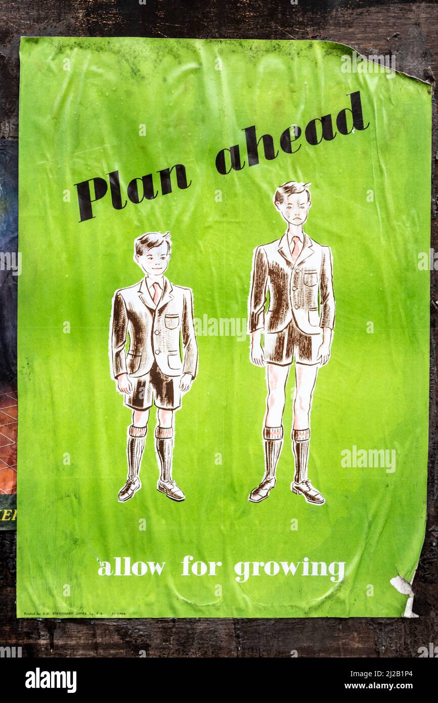 Poster vintage incollato su una recinzione in legno, Regno Unito Foto Stock