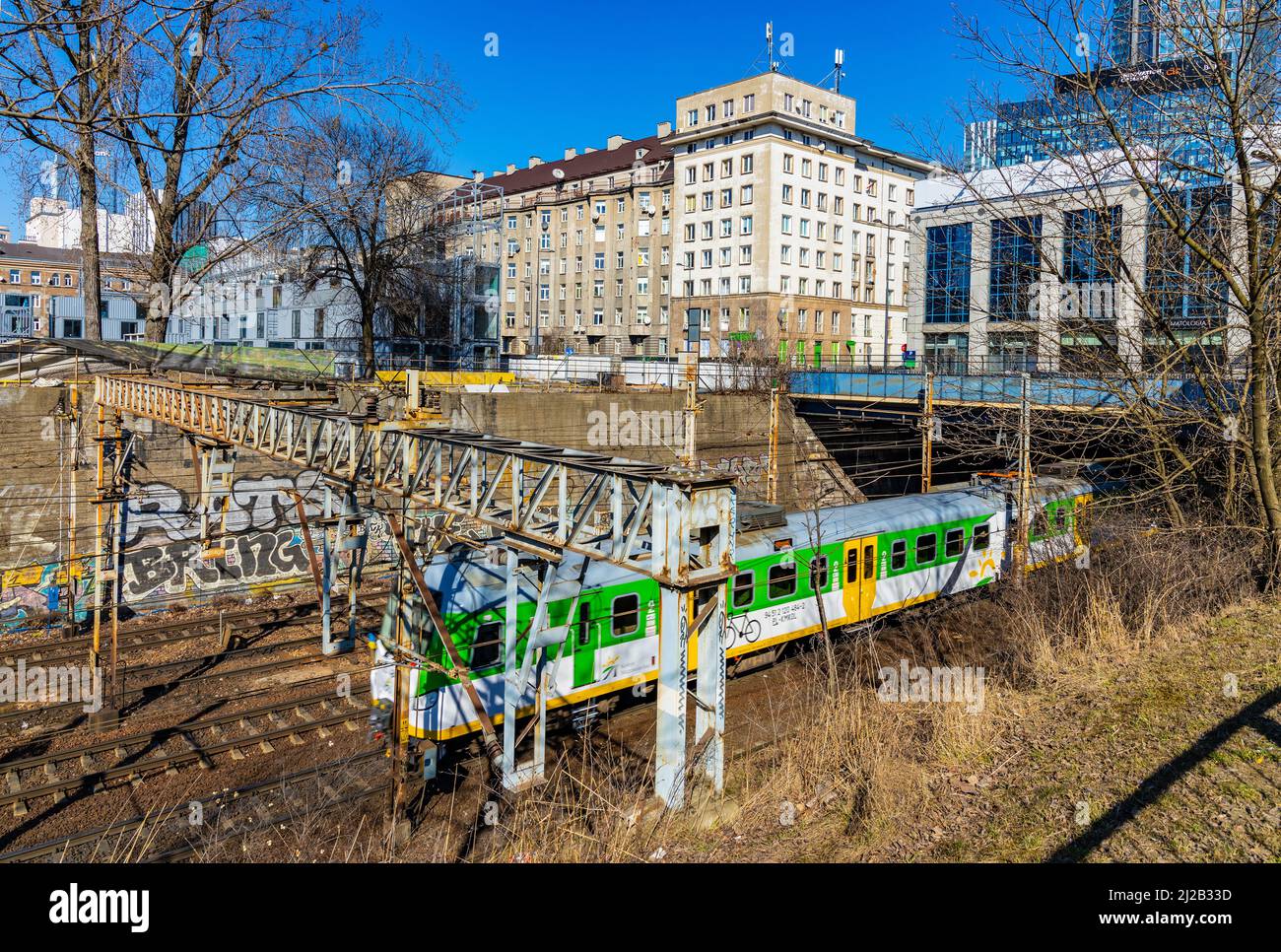 Varsavia, Polonia - 18 marzo 2022: Wola e Srodmiescie quartieri degli affari del centro di Varsavia sulla ferrovia metropolitana con treno suburbano Foto Stock
