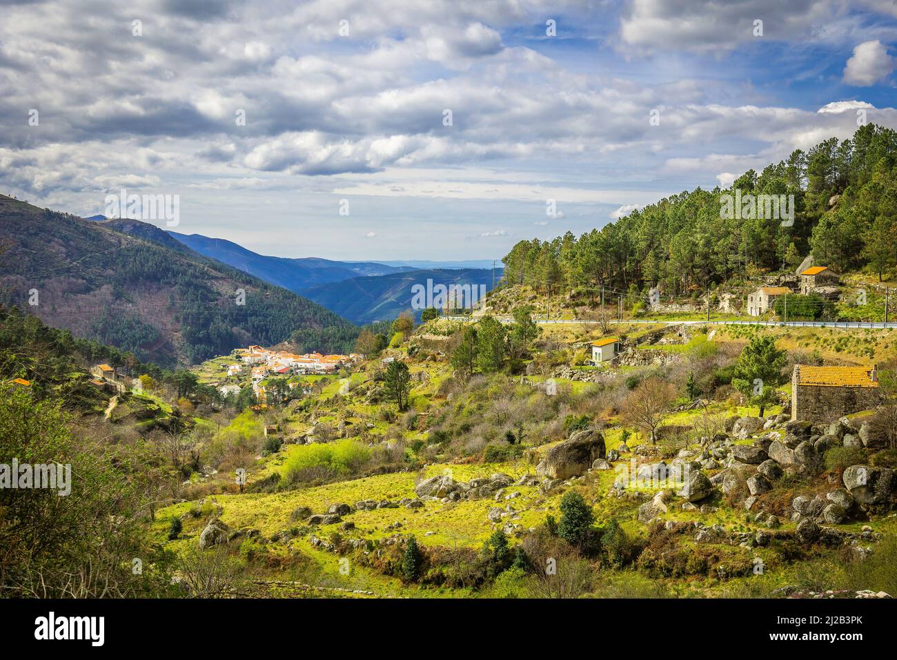 Vista aerea delle verdi zone rurali montane di Loriga, Serra da Estrela, Portogallo Foto Stock