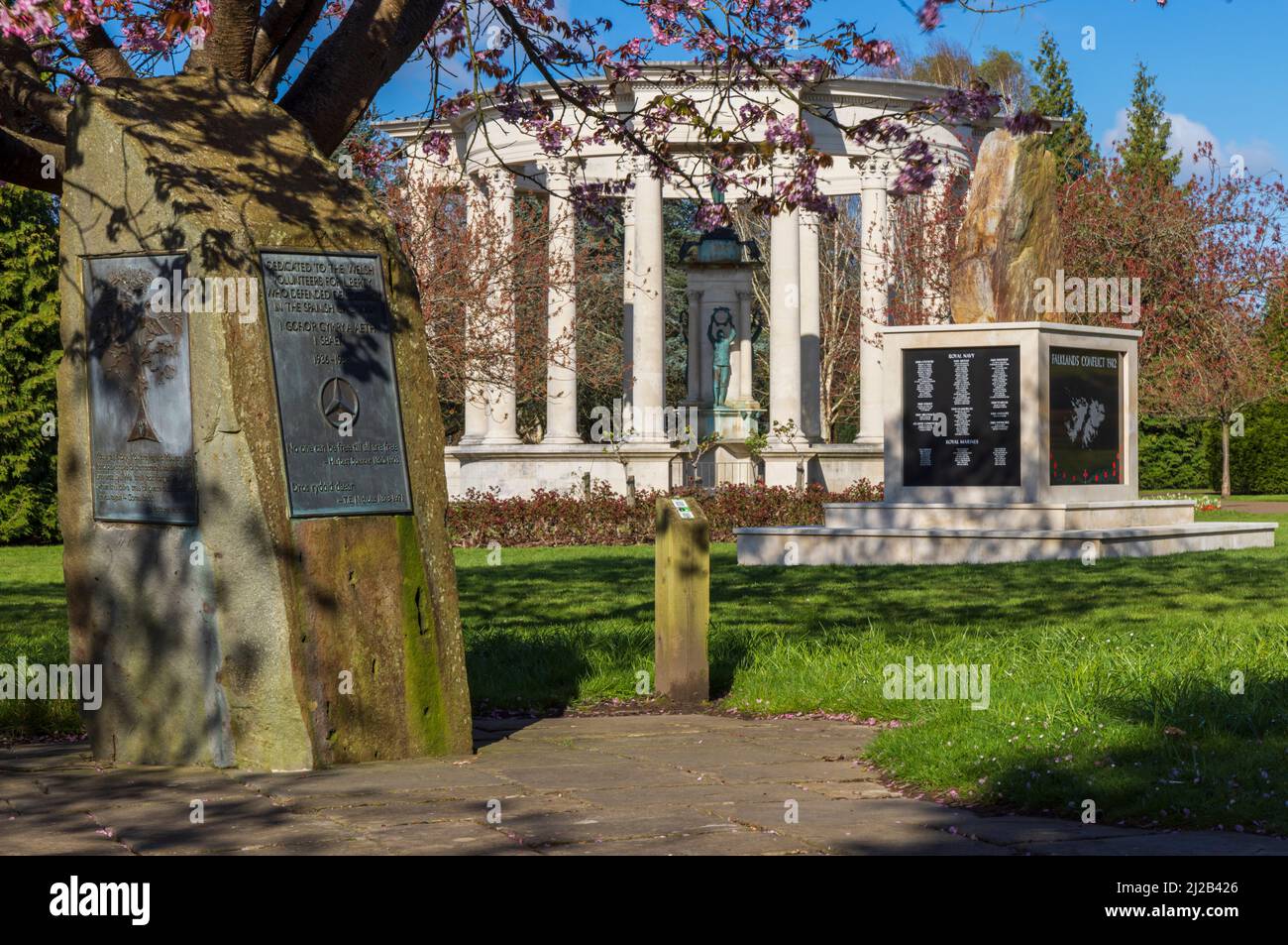 Memoriali di guerra in Alexandra Gardens, Cathays Park, Cardiff. Foto Stock
