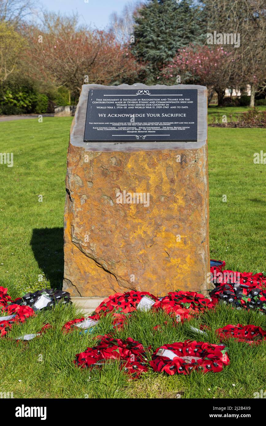 Pietra commemorativa per riconoscere gli sforzi di uomini e donne di diverse origini etniche che morirono durante le guerre mondiali. Alexandra Gardens, Cardiff, Foto Stock