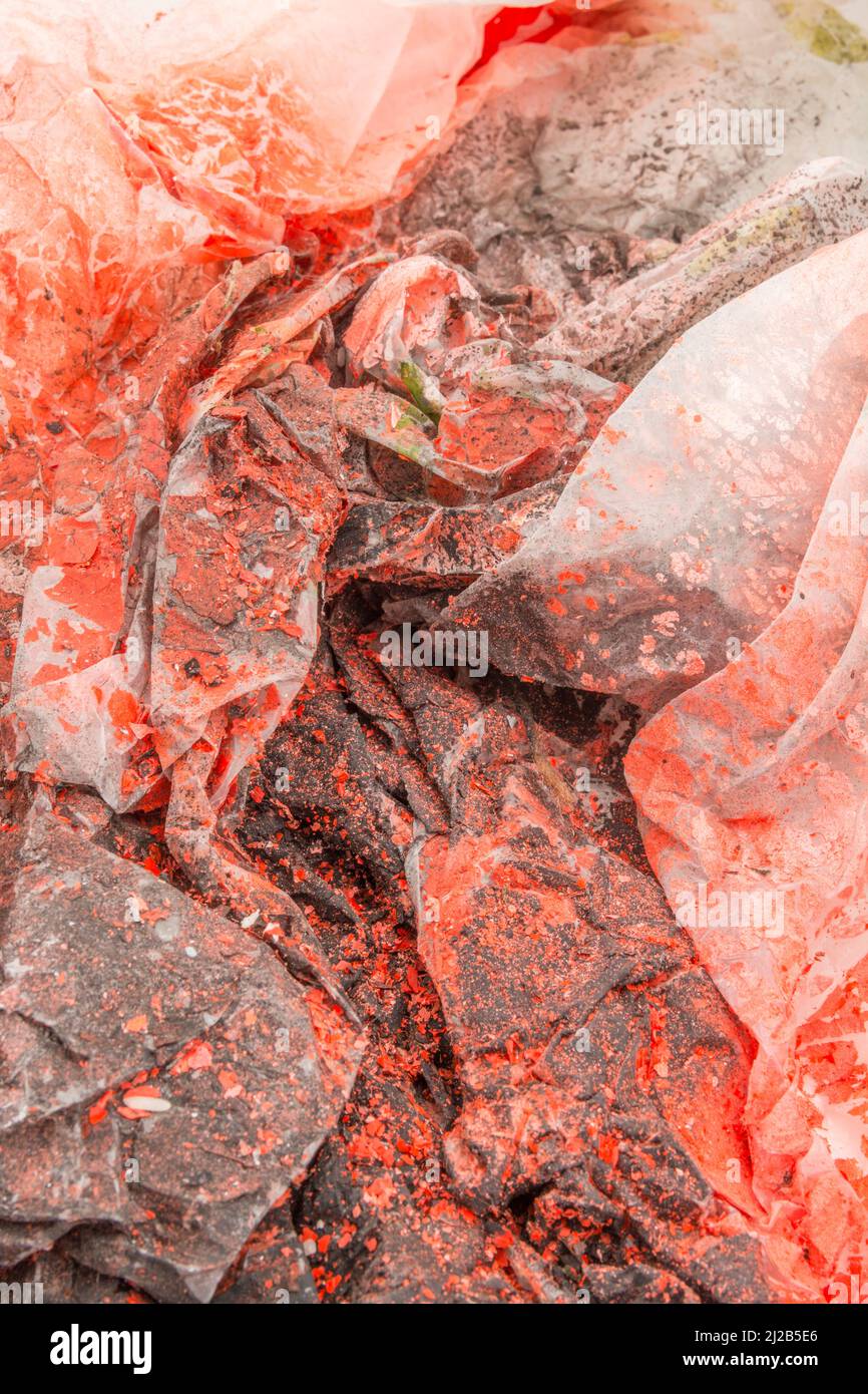 Crafter o gli artisti puliscono foglio coperto da sfaldatura, spruzzato, arancione e nero vernice. Per lavori di verniciatura fai-da-te, sbucciatura della vernice, creazione di un disordine di cose. Foto Stock