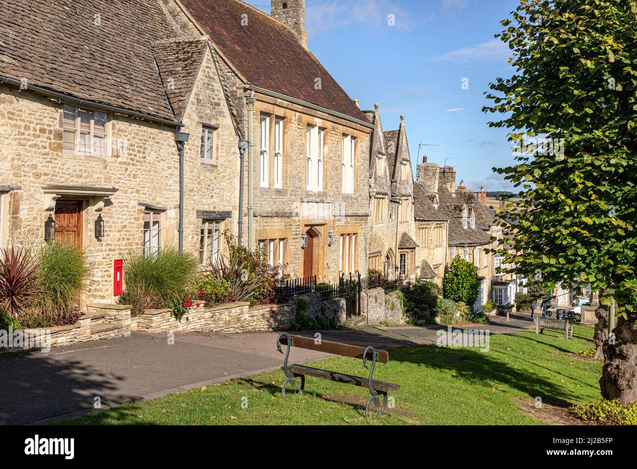 Tipici edifici in pietra tradizionali sulla collina nella città Cotswold di Burford, Oxfordshire, Inghilterra Regno Unito Foto Stock