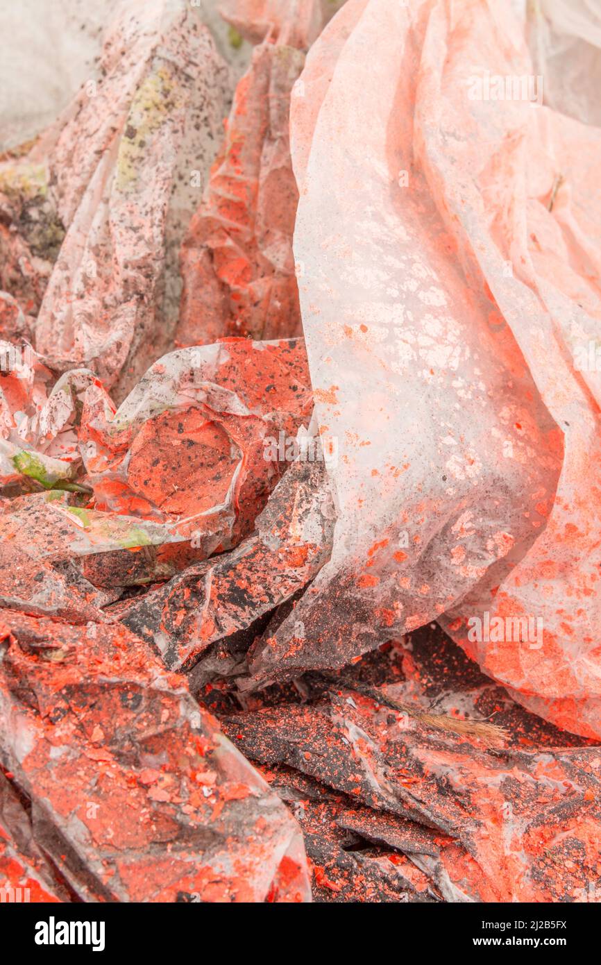 Crafter o gli artisti puliscono foglio coperto da sfaldatura, spruzzato, arancione e nero vernice. Per lavori di verniciatura fai-da-te, sbucciatura della vernice, creazione di un disordine di cose. Foto Stock